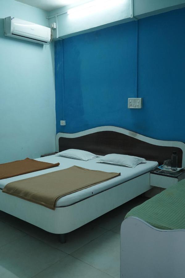 Hotel Rajesh Kolhapur Esterno foto